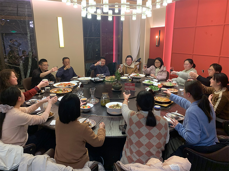 “我们将在2025年的情人节相聚，举杯庆祝我们携手同行的旅程。”