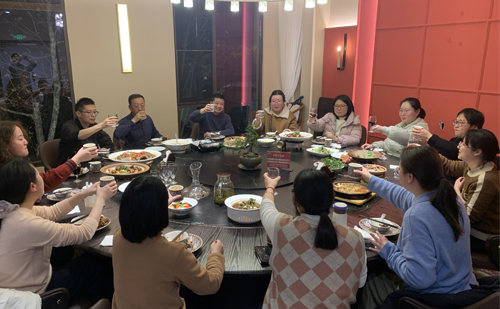 “我们将在2025年的情人节相聚，举杯庆祝我们携手同行的旅程。”